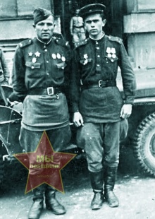 Пузанов Пётр Яковлевич, слева