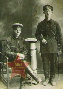 Глазырин Петр Иванович, сидит слева