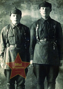 Бояркин Иван Васильевич, слева