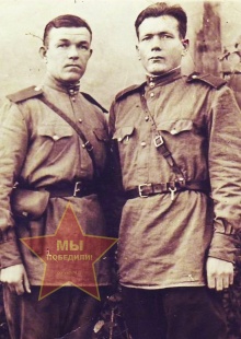 Кобяков Иван Егорович, слева