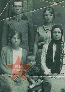 Туманов Иван Иванович стоит слева