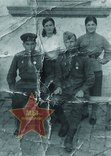 Хайруллин Якуб, крайний слева