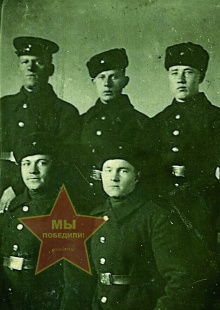 Щетков Дмитрий Константинович Сидит Справа