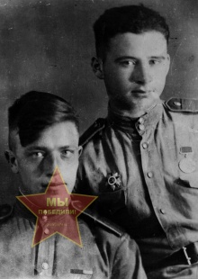 Окуньков Тимофей Иванович, слева