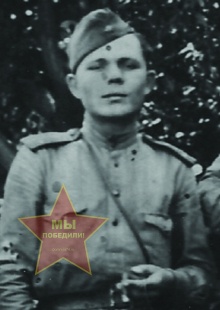 Кухтин Иван Илларионович, в центре