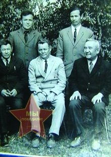 Янбаев Махмут крайний справа