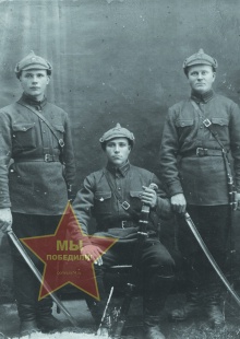 Фролов Максим Андреевич, слева