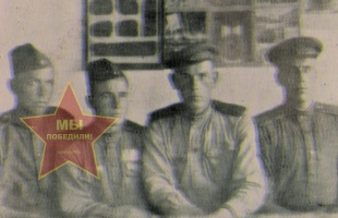 Акентьев Иван, второй справа