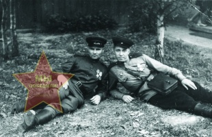 Литвинов Иван Иванович, слева