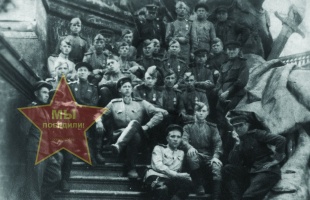 Никитин Федор Михайлович крайний справа в верхнем ряду