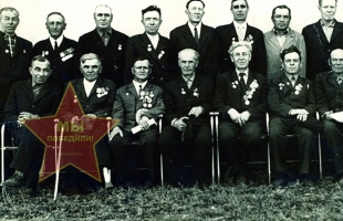 Адушкин Иван Егорвич, нижний ряд второй слева
