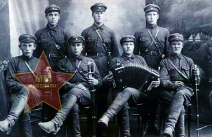 Боровинских Иван Семёнович, в центре во втором ряду