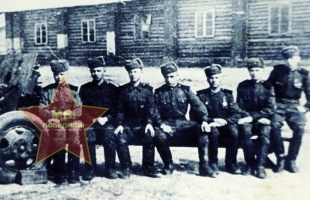 Аксёнов Леонид Иванович, слева