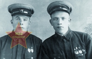 Арефьев Леонид Александрович, слева