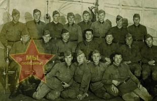 Трифонов Павел Кузьмич, стоит второй слева