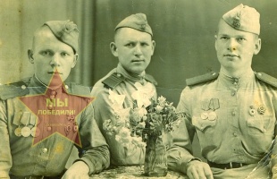 Аксенов Николай Яковлевич, слева