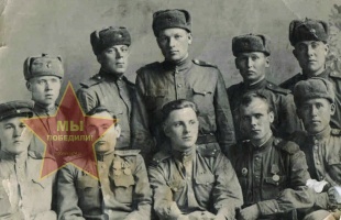 Бахвалов Николай Николаевич, второй справа