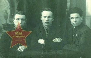 Вьюжанин Алексей Степанович, слева