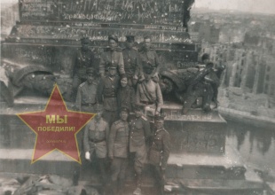 Милицин Николай, внизу второй слева