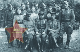 Тявокин Петр Васильевич второй ряд третий слева