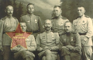 Чистяков Михаил Иванович стоит справа