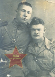 Добрынин Дмитрий Васильевич, слева