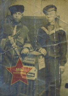 Кириллов Александр Яковлевич, слева