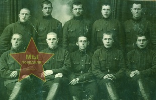 Петрунин Илья, сидит слева