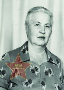 Мирошниченко Анна Ивановна, слева