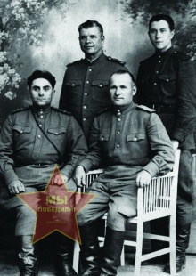 Усов Петр Андреевич сидит справа