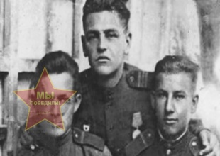 Чистяков Павел Ананьевич слева