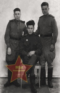 Чунихин Петр Алексеевич в центре