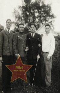 Бутаков Матвей Матвеевич крайний слева