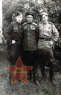 Макаренко Иван Михайлович в центре