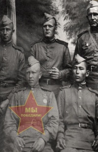 Катаев Иван Арсентьевич первый ряд слева