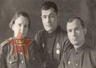 Мачуга Иван Григорьевич в центре