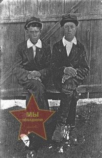 Лёзин Петр Васильевич слева