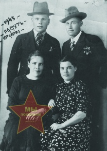 Анока Анна Кирилловна слева