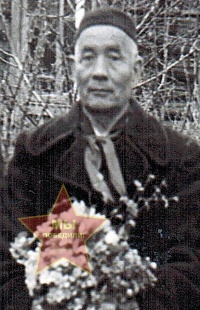 Хисматуллин Ибатулла Хисматуллович в центре