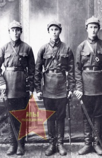 Фирстов Александр Афанасьевич в центре