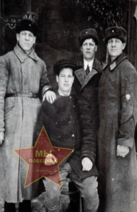 Ретунский Леонид Михайлович крайний справа