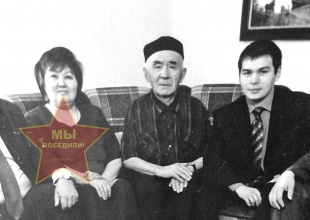 Якшибаев Жумагул Нурмухаметович в центре