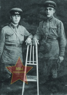 Петруня Егор Семенович, слева