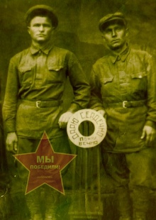 Осин Петр Никитович, слева