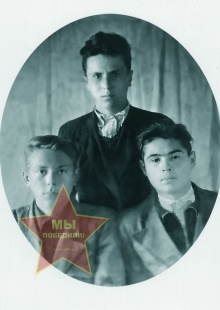 Антонов Иван Дмитриевич, в центре