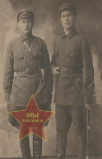 Улогов Алексей Митрофанович слева