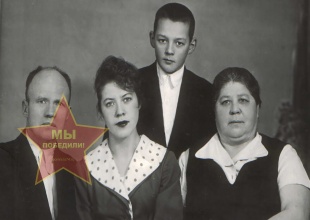 Ломакин Ефим Федорович слева