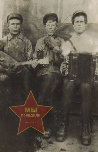 Никонов Александр Иванович в центре