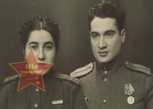 Комиссарова Дора Яковлевна слева