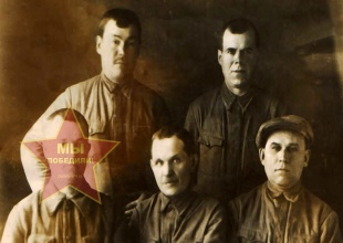 Устинов Петр Иванович крайний справа